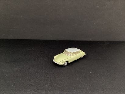DINKY TOYS :
Citroën DS 19 vert clair et...