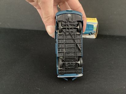 DINKY TOYS :
Peugeot J7 fourgon bleu Allo...