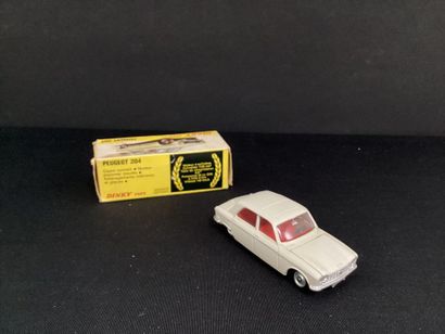 DINKY TOYS :
Peugeot 204 blanche, modèle...