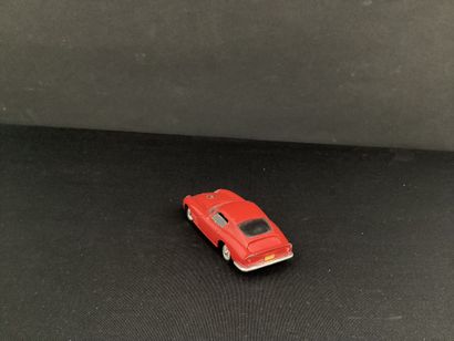 DINKY TOYS :
Ferrari 250 GT, rouge.
Ouvrants.
Sans...