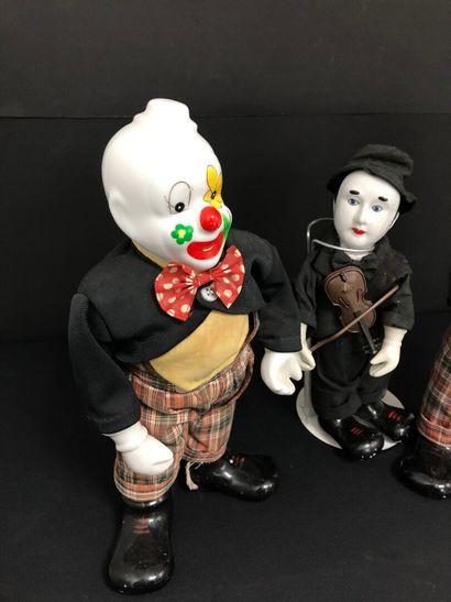 Trois POUPEES représentant deux clowns et...