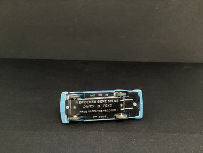 DINKY TOYS :
Mercedes 300 SE, blue.
Steering...