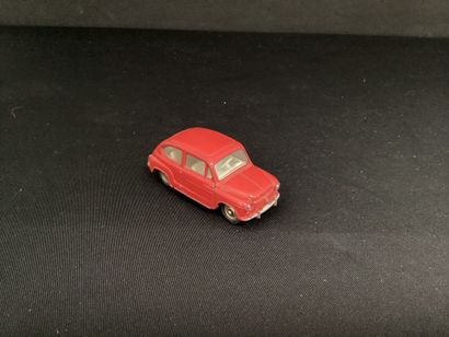 DINKY TOYS :
Fiat 600 D, rouge.
Sans boîte.
Légers...
