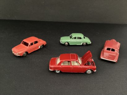 DINKY TOYS :
LOT de quatre voitures comprenant...