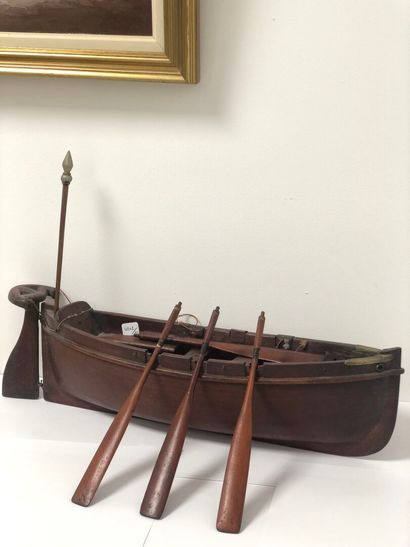 MAQUETTE de barque en acajou à trois bancs...