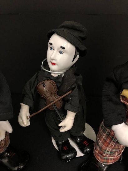 Trois POUPEES représentant deux clowns et...