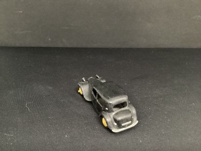 DINKY TOYS :
Citroën traction 11BL, noire.
Sans...