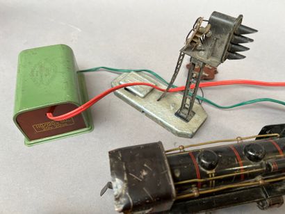 HORNBY & autres :
Deux locomotives, une voiture,...