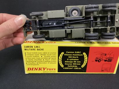 DINKY TOYS : 
Camion G.M.C. Militaire Bâché.
Hayon...