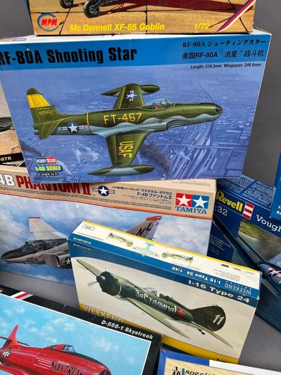 LOT de maquettes d'avions militaires à construire.
État...