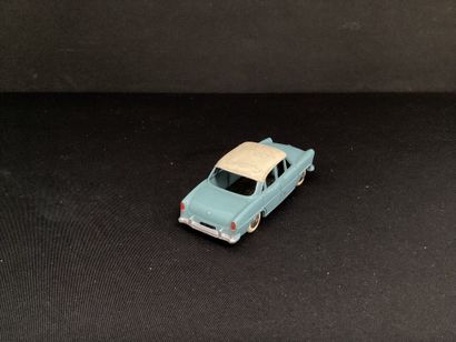 DINKY TOYS :
Simca Versailles, Bleue et Blanche.
Sans...