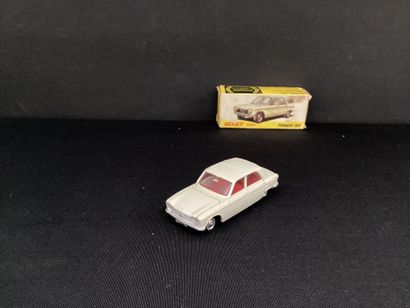 DINKY TOYS :
Peugeot 204 blanche, modèle...