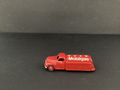 DINKY TOYS :
Camion studebacker, rouge.
Publicité...