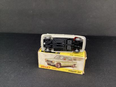 DINKY TOYS :
Peugeot 204 blanche, modèle...