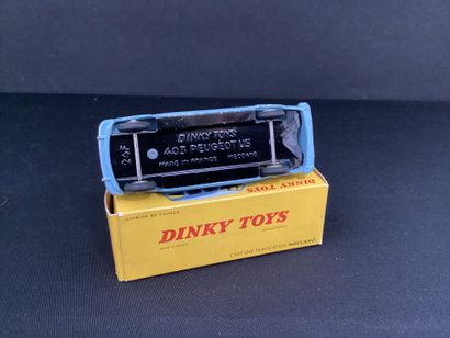 DINKY TOYS :
Peugeot 403 station wagon, model...