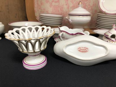 DINETTE en porcelaine à décor de liseré prune...