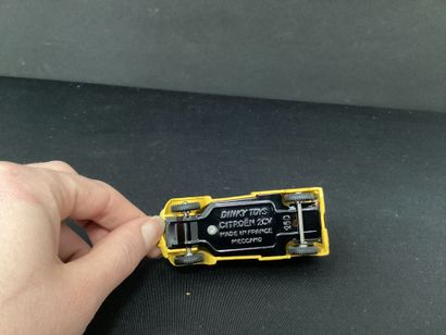 DINKY TOYS :
Citroën 2CV wegenwacht, jaune.
Avec...