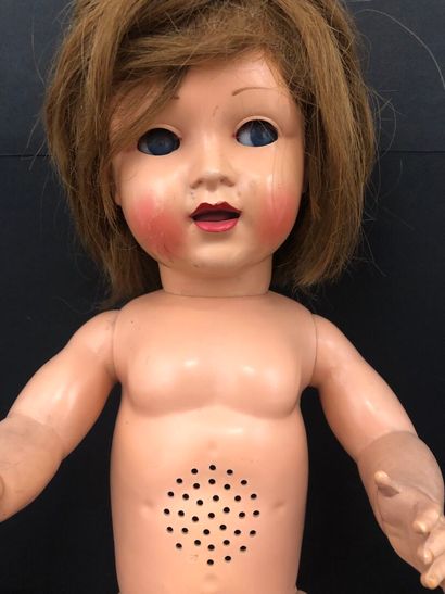 RAYNAL :
POUPEE en matière plastique.
La...