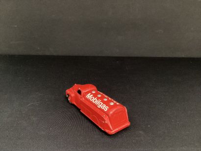 DINKY TOYS :
Camion studebacker, rouge.
Publicité...