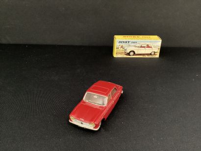 DINKY TOYS :
Peugeot 204, berline, rouge.
Avec...