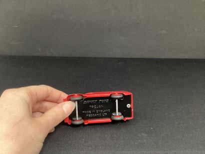 DINKY TOYS :
Camionnette Trojan, rouge.
Réédition.
Sans...