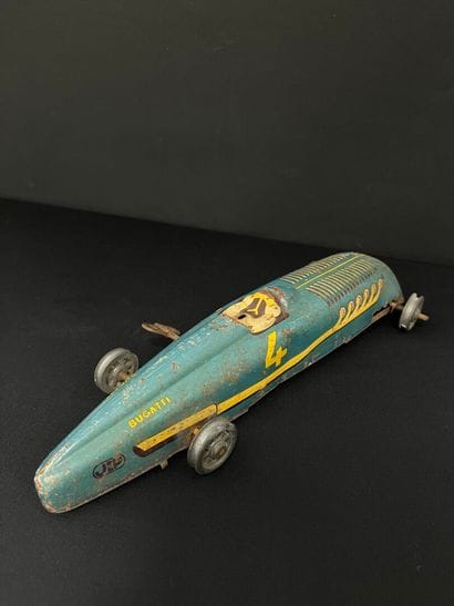 BUGATTI JEP :
Voiture de course en tôle bleue...