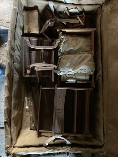 MOBILIER DE POUPEE dans une malle.
Accidents...