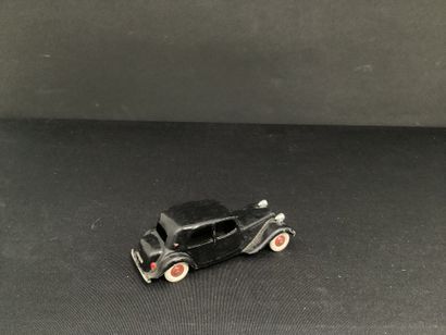 DINKY TOYS :
Citroën Traction 11 BL, noire...