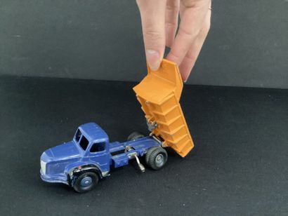 DINKY TOYS:
Berliet GBO tipper truck 