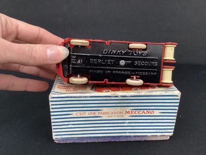 DINKY TOYS :
1st aid truck, Berliet.
With...