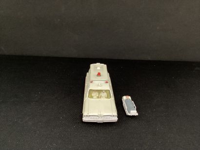 DINKY TOYS:
American ambulance, 