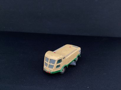 DINKY TOYS :
Arroseuse et balayeuse LMV,...