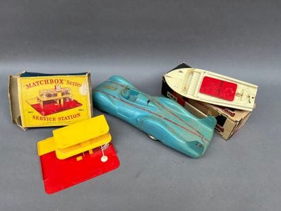 LOT de jouets en plastique comprenant une...
