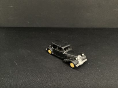 DINKY TOYS :
Citroën traction 11BL, noire.
Sans...