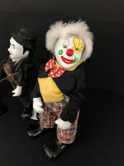 Trois POUPEES représentant deux clowns et...
