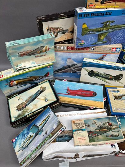 LOT de maquettes d'avions militaires à construire.
État...