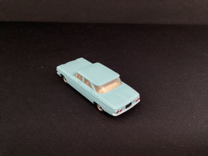 DINKY TOYS :
Chevrolet Corvair, bleu pâle.
Afrique...