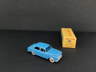 DINKY TOYS :
Peugeot 403 berline, bleue.
Dans...