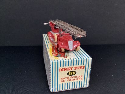 DINKY TOYS :
Camion Delahaye.
Avec auto-échelle...