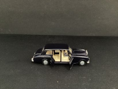 DINKY TOYS : 
Rolls-Royce, phantom V noire.
Avec...