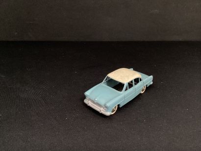 DINKY TOYS :
Simca Versailles, Bleue et Blanche.
Sans...