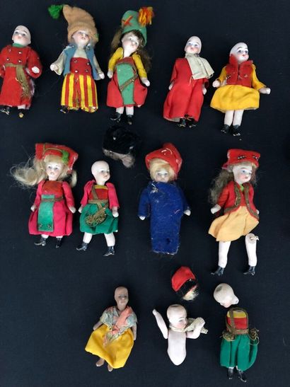 LOT de mignonnettes. 
Têtes et corps en biscuit.
H...