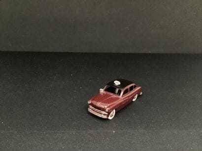 DINKY TOYS :
Taxi, Ford vedette, aubergine...