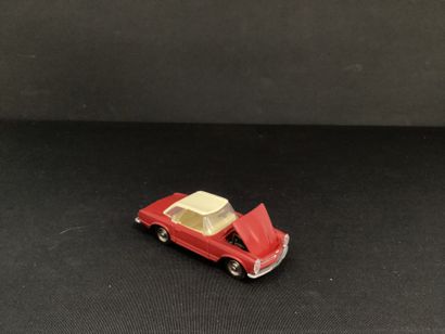 DINKY TOYS : 
Mercedes 230 SL, rouge et toit...