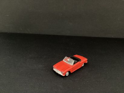 DINKY TOYS :
Peugeot 204 cabriolet, red.
With...