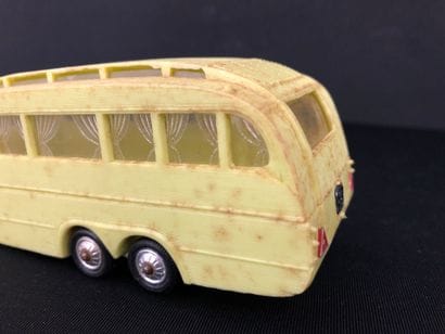 NOREV :
Caravan Hénon in yellow plastic.
EH...