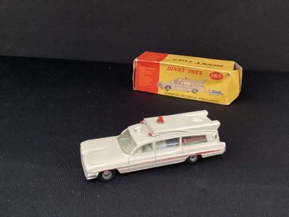 DINKY TOYS :
Superior criterion ambulance,...
