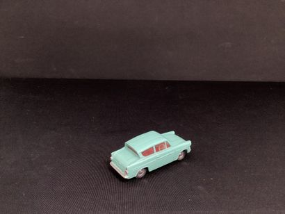 DINKY TOYS :
Ford Anglia, turquoise.
Essuie...