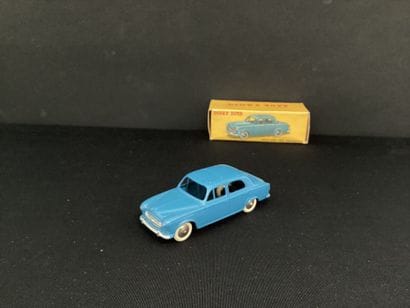 DINKY TOYS :
Peugeot 403 berline, bleue.
Dans...