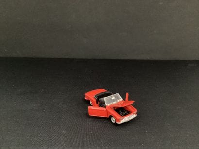 DINKY TOYS :
Peugeot 204 cabriolet, red.
Tilting...